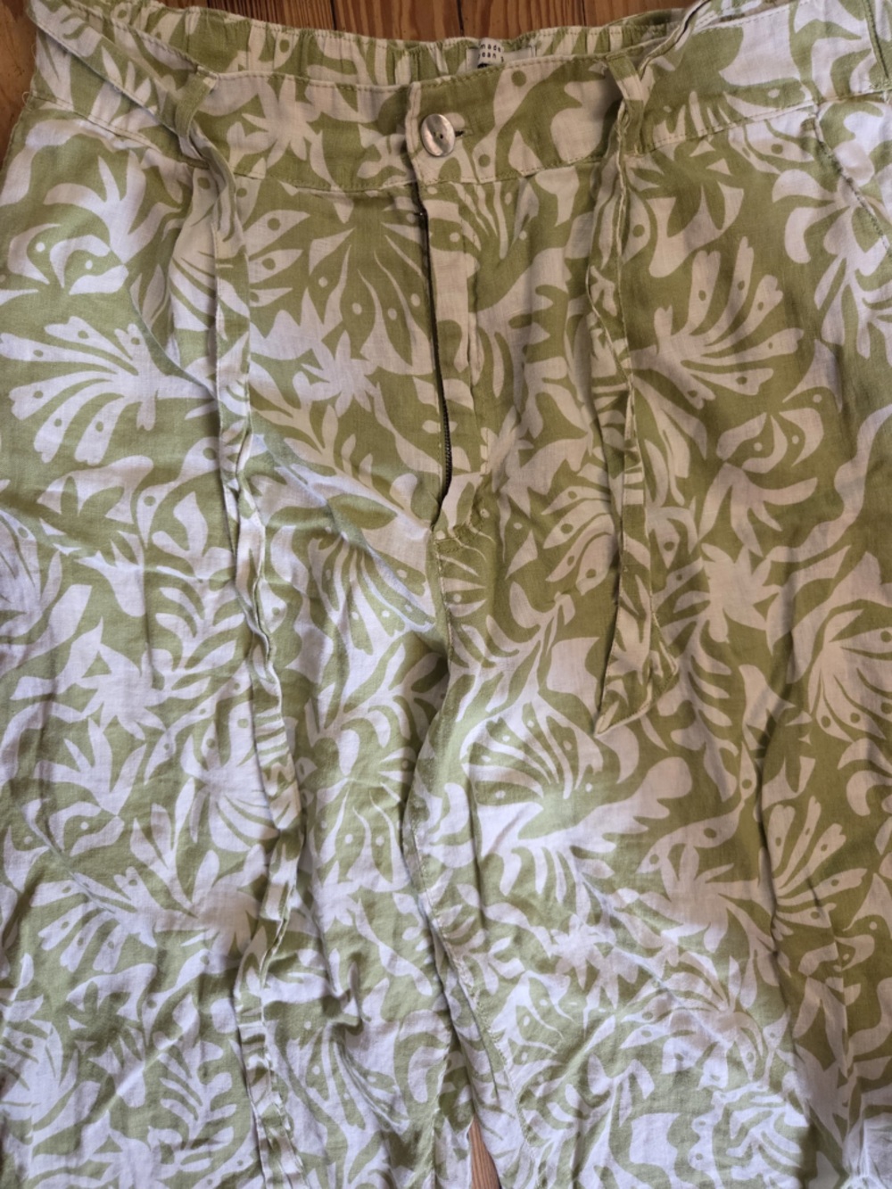 Rachel Zoe Green and White Leaf-Print Pull-On Pants w/ Matching Fabric Belt! - Picture 6 of 8